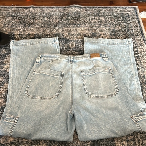 American Eagle. Wide pant leg Jeans - Picture 3 of 4